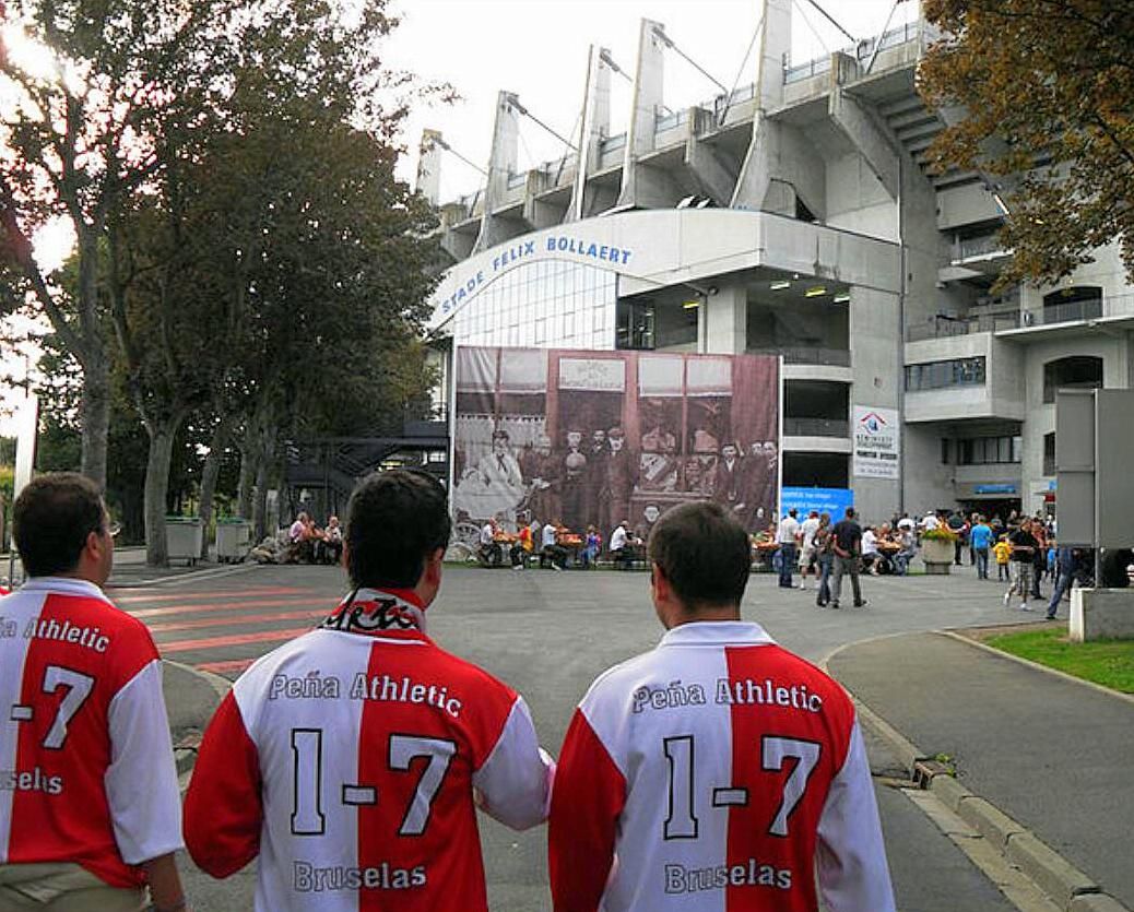  Miembros de la Peña 1-7 de Bruselas del Athletic Club asistiendo al fútbol en Lens (Francia).
