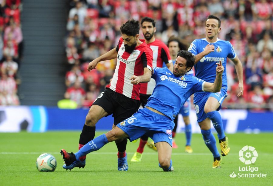 El Búfalo Villalibre en plena brega ante los azulones.