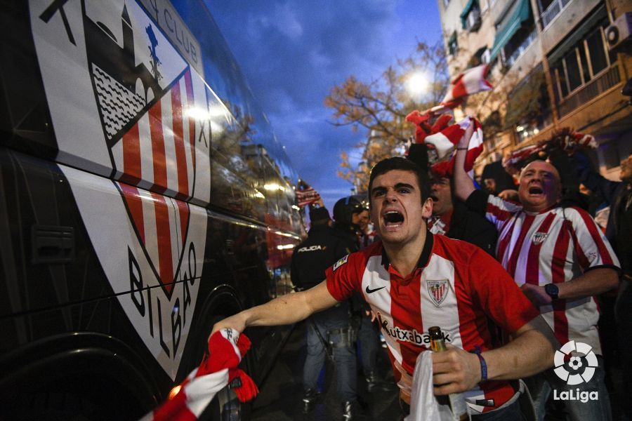 La afición del Athletic Club se fue hasta Granada con los leones.