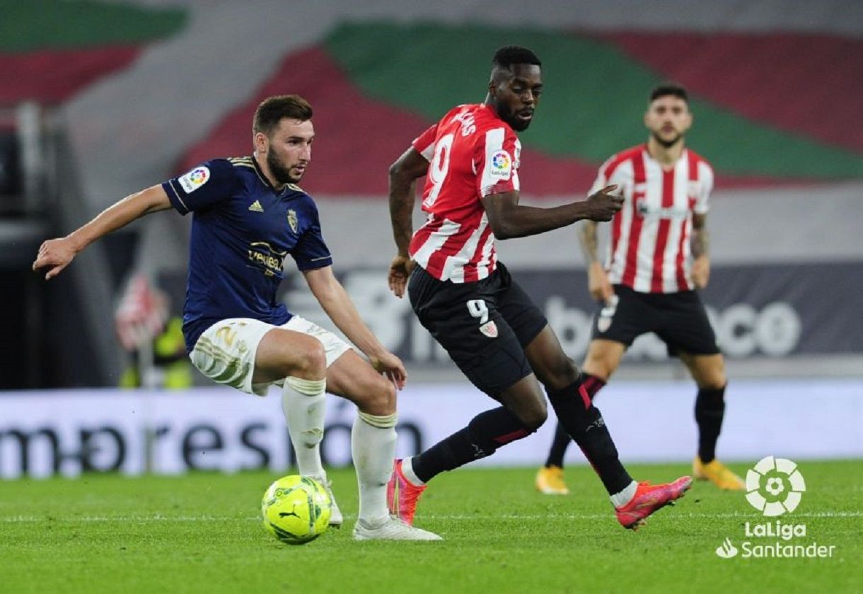 Mercado: Jon Moncayola protege la pelota ante Iñaki Williams en el Athletic Club-Osasuna.