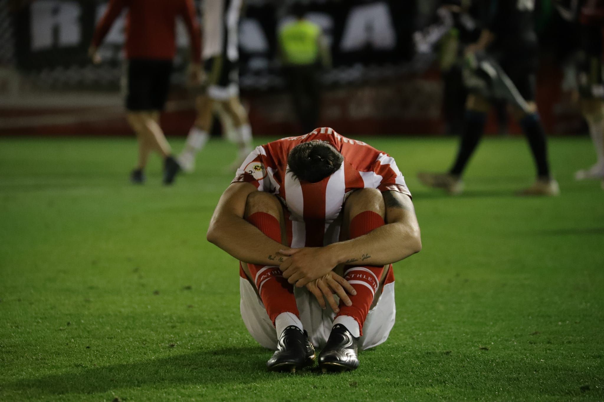  Desolación en el Bilbao Athletic tras la derrota por 1-0 en la prórroga en Almendralejo.