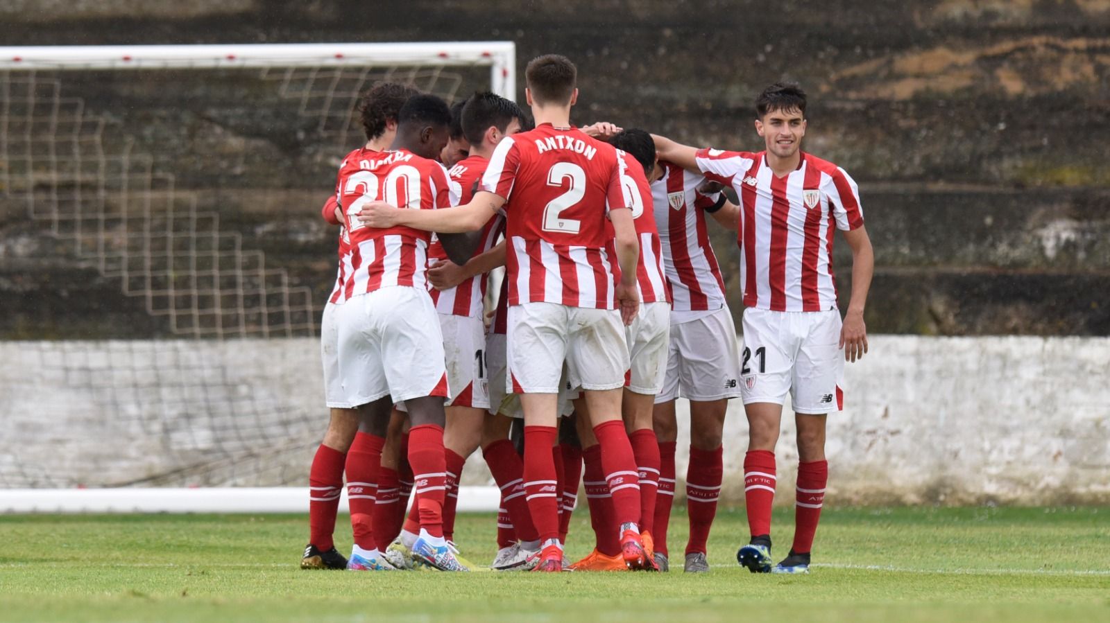  Los cachorros de Joseba Etxeberria celebran uno de los goles al Tudelano.