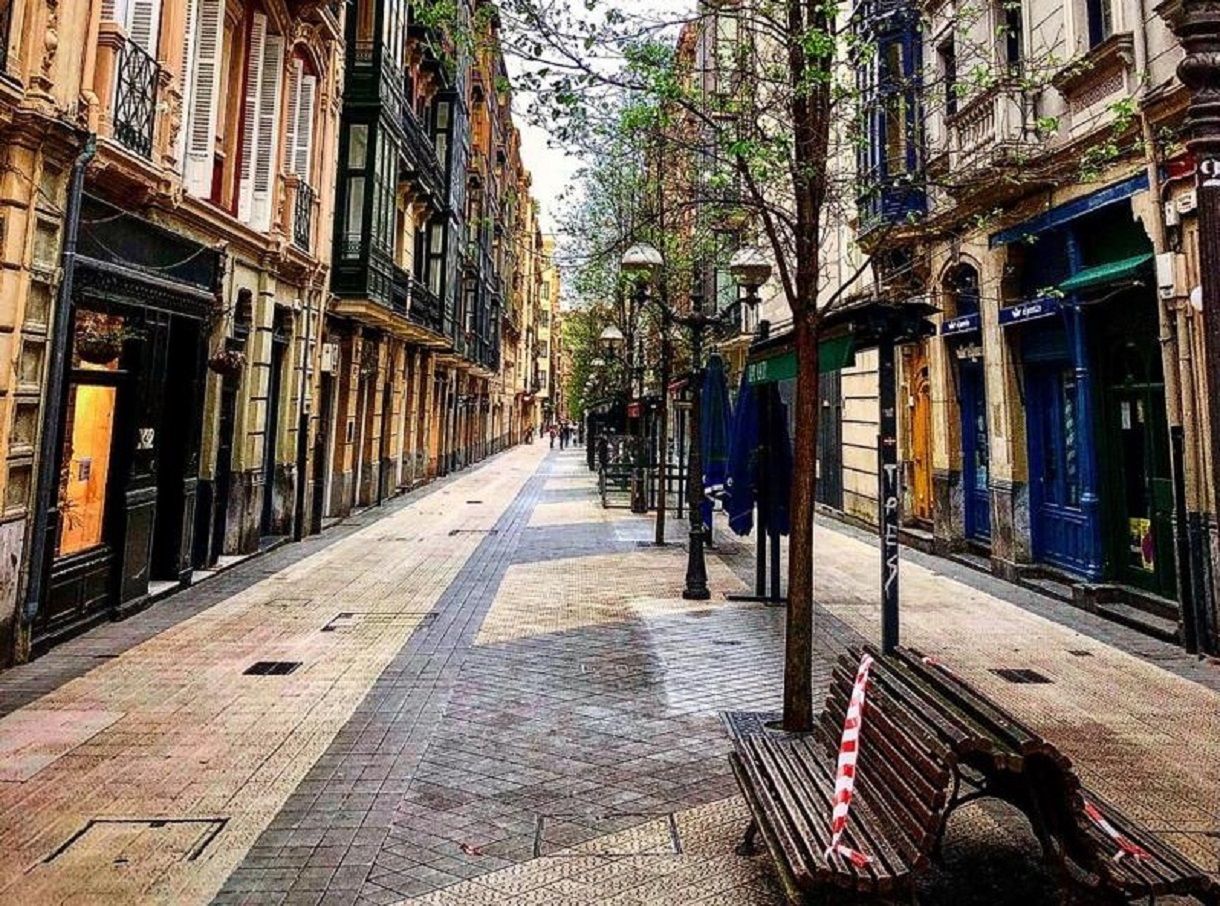  La Calle Ledesma, desierta y con los bares cerrados.