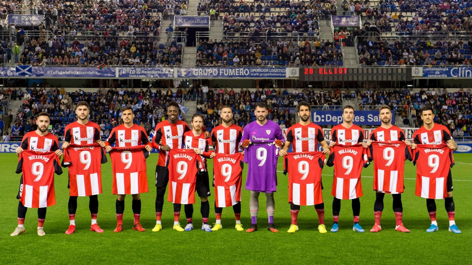  Todos los jugadores del Athletic posan con la camiseta de Iñaki Williams.