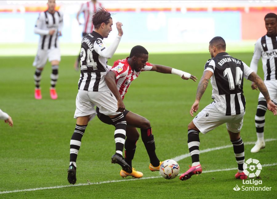 Campaña y Vezo presionan a Williams durante el Athletic-Levante.