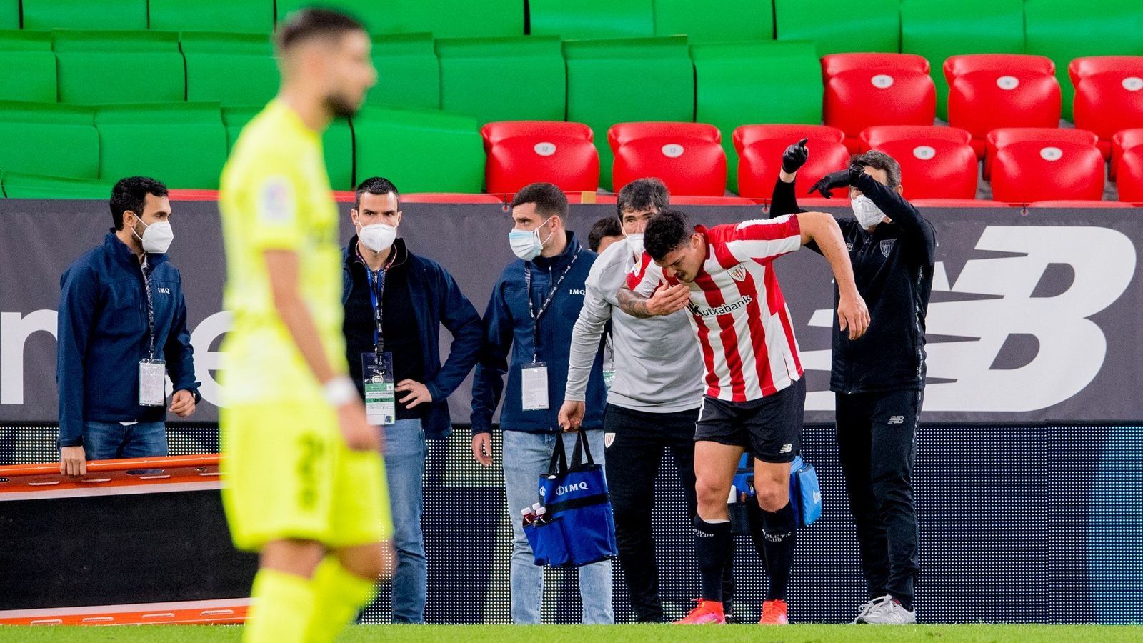 Ander Capa abandona el partido ante el Atlético de Madrid lesionado en su rodilla.