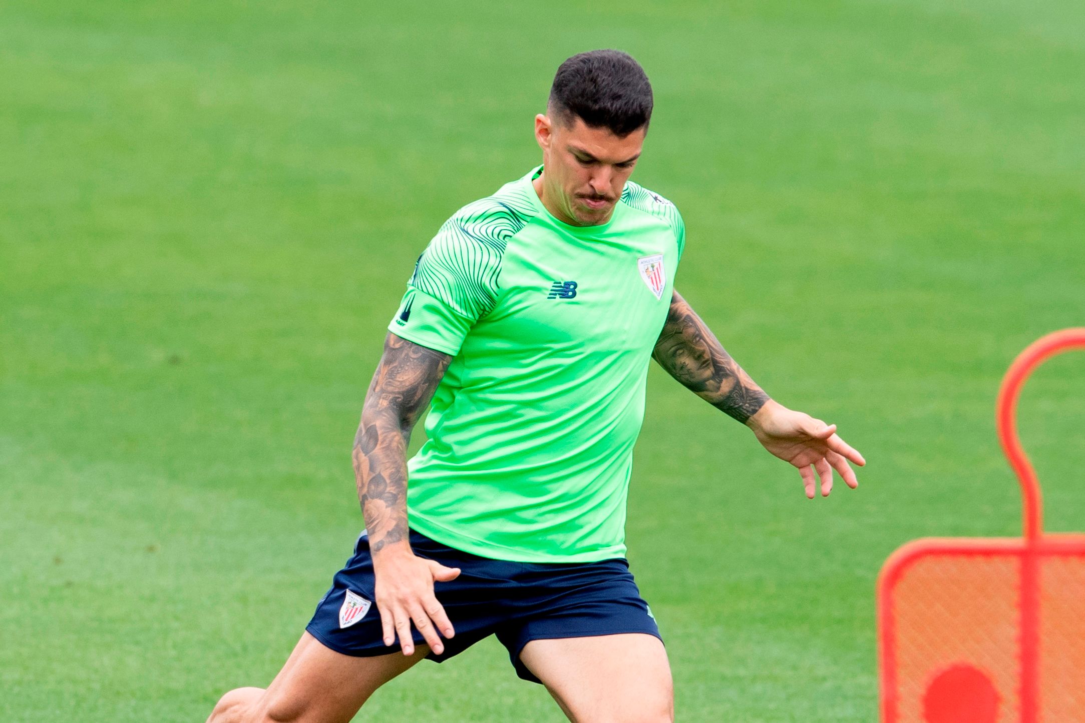  El carrilero Ander Capa se entrena con sus compañeros en las instalaciones de Lezama.