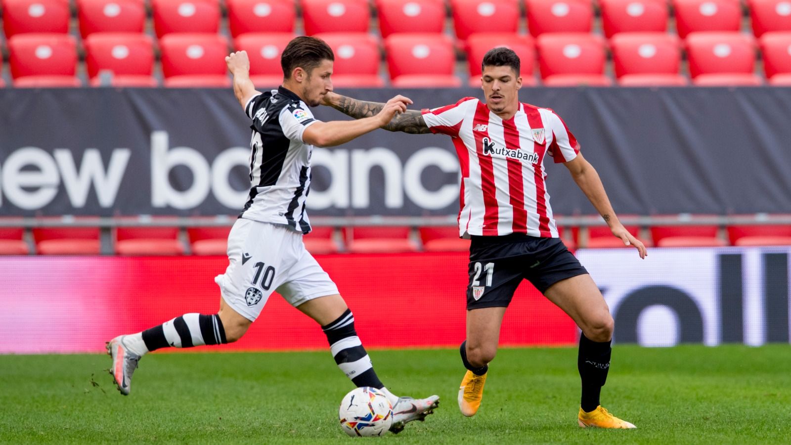 Capa presiona a Bardhi durante el Athletic-Levante.
