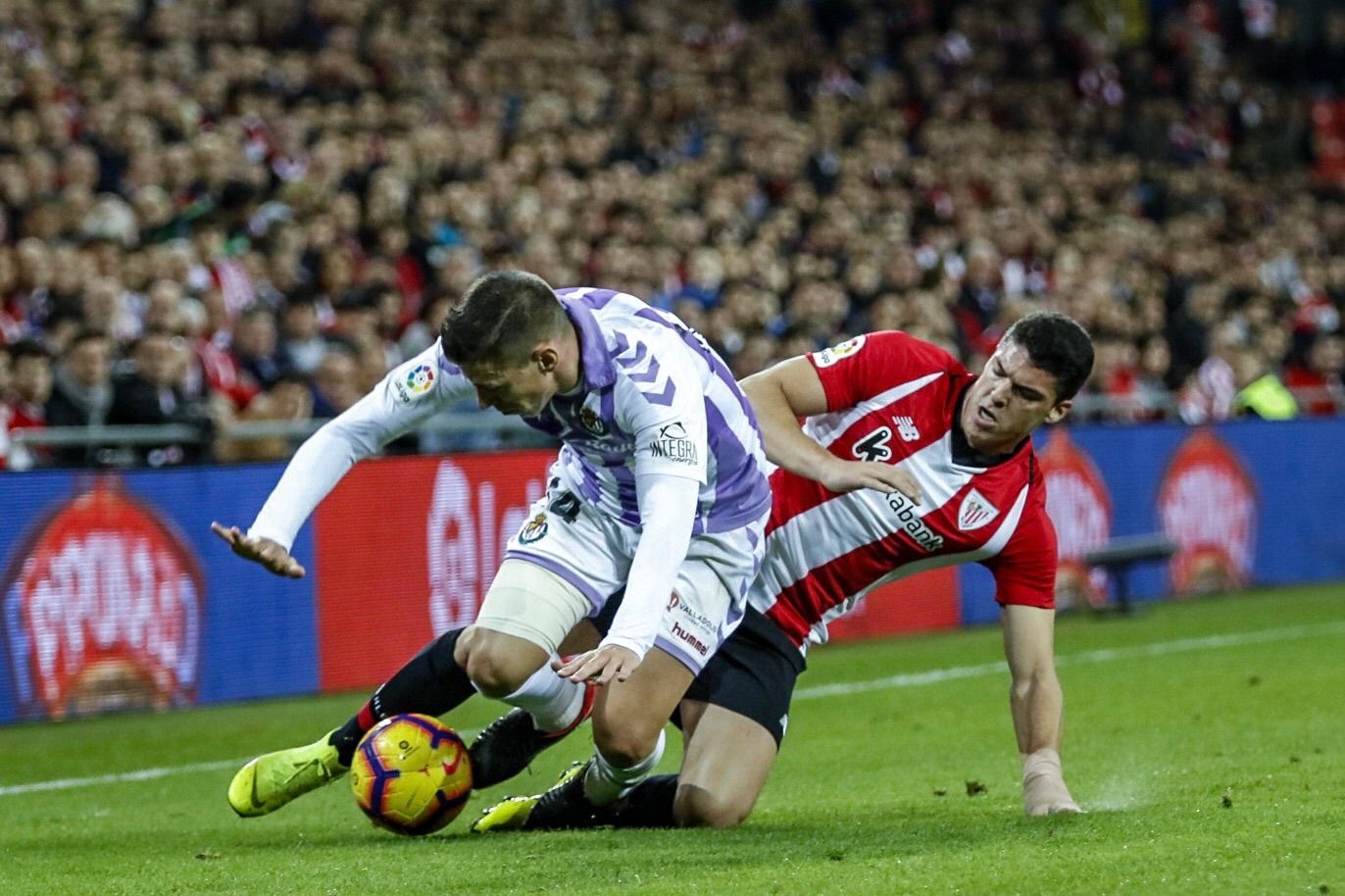 Capa pugna por un balón en el partido frente al Valladolid.