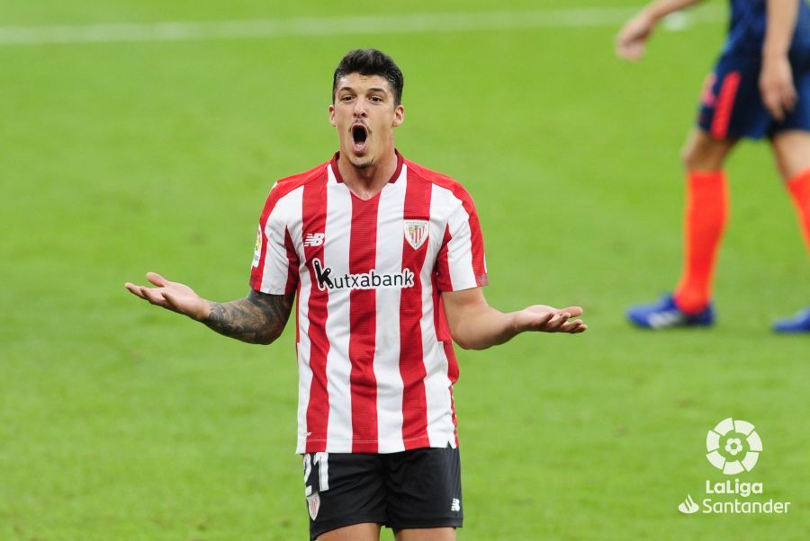 Ander Capa se lamenta en una acción ante el Sevilla en San Mamés.