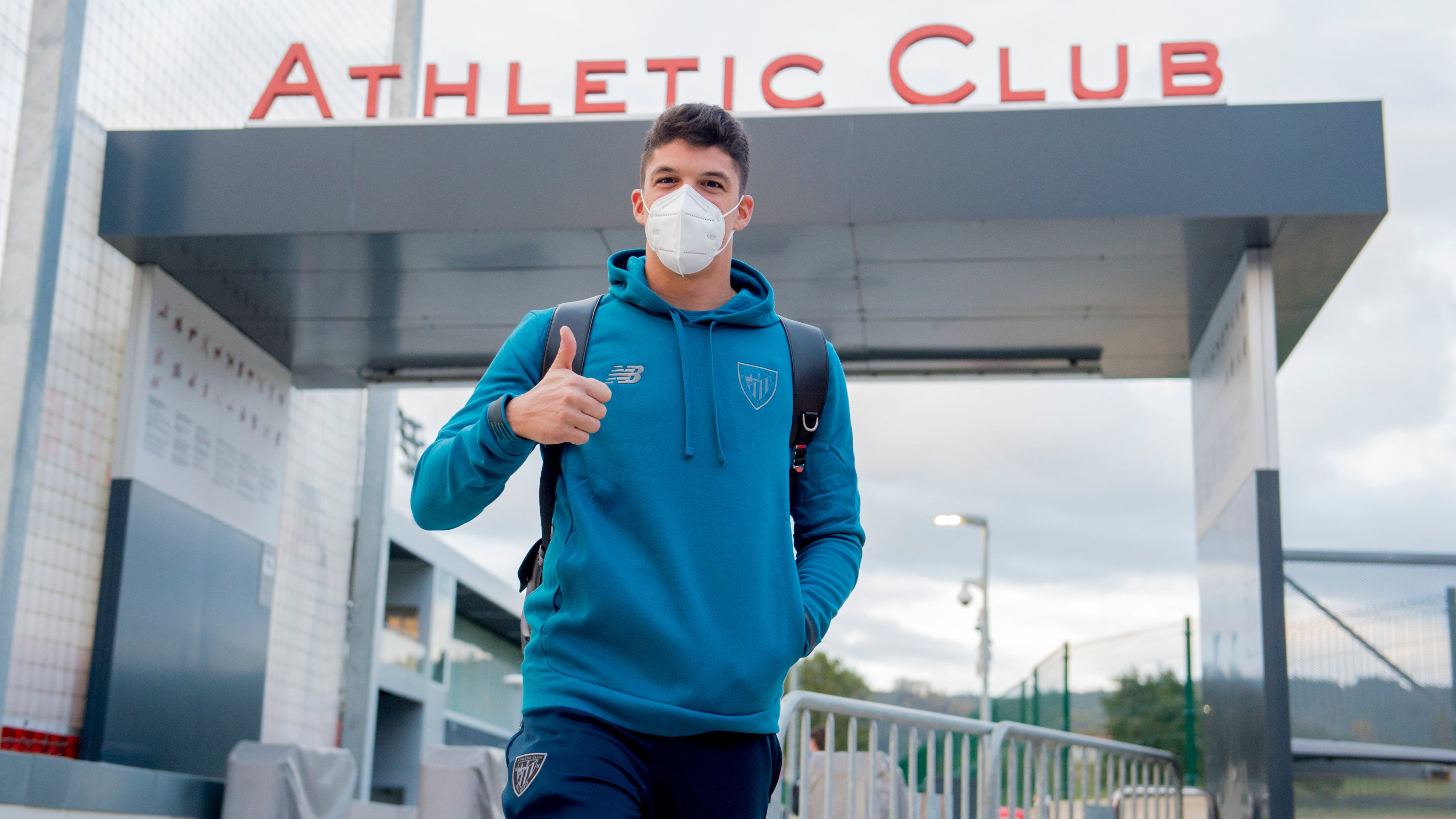  Ander Capa con ánimo antes de partir desde Lezama a un partido.