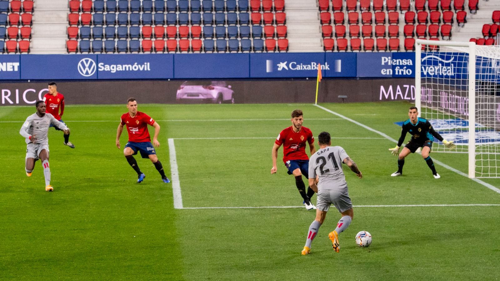 Ander Capa desborda por la banda derecha y va a ponerla.