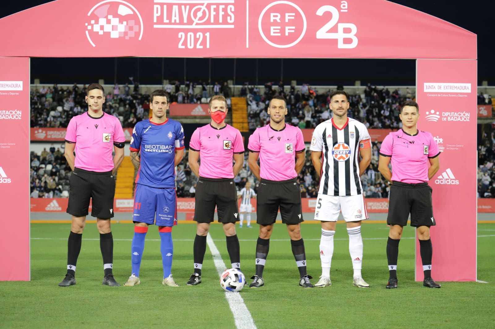 Los capitanes de CD Badajoz y SD Amorebieta posan con los árbitros antes de la final por el ascenso a Segunda.
