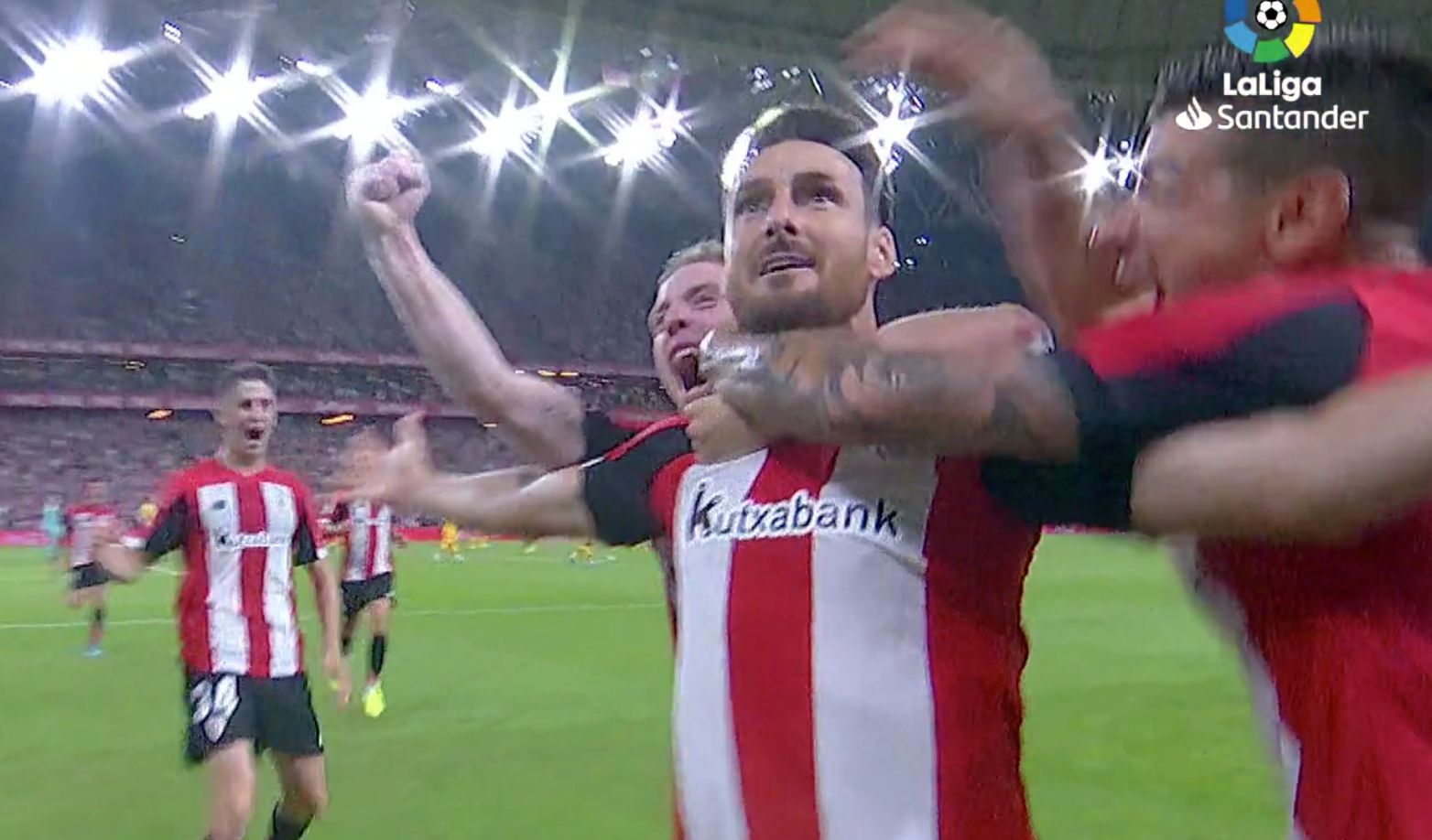 Aritz Aduriz celebra su gol al FC Barcelona en LaLiga.