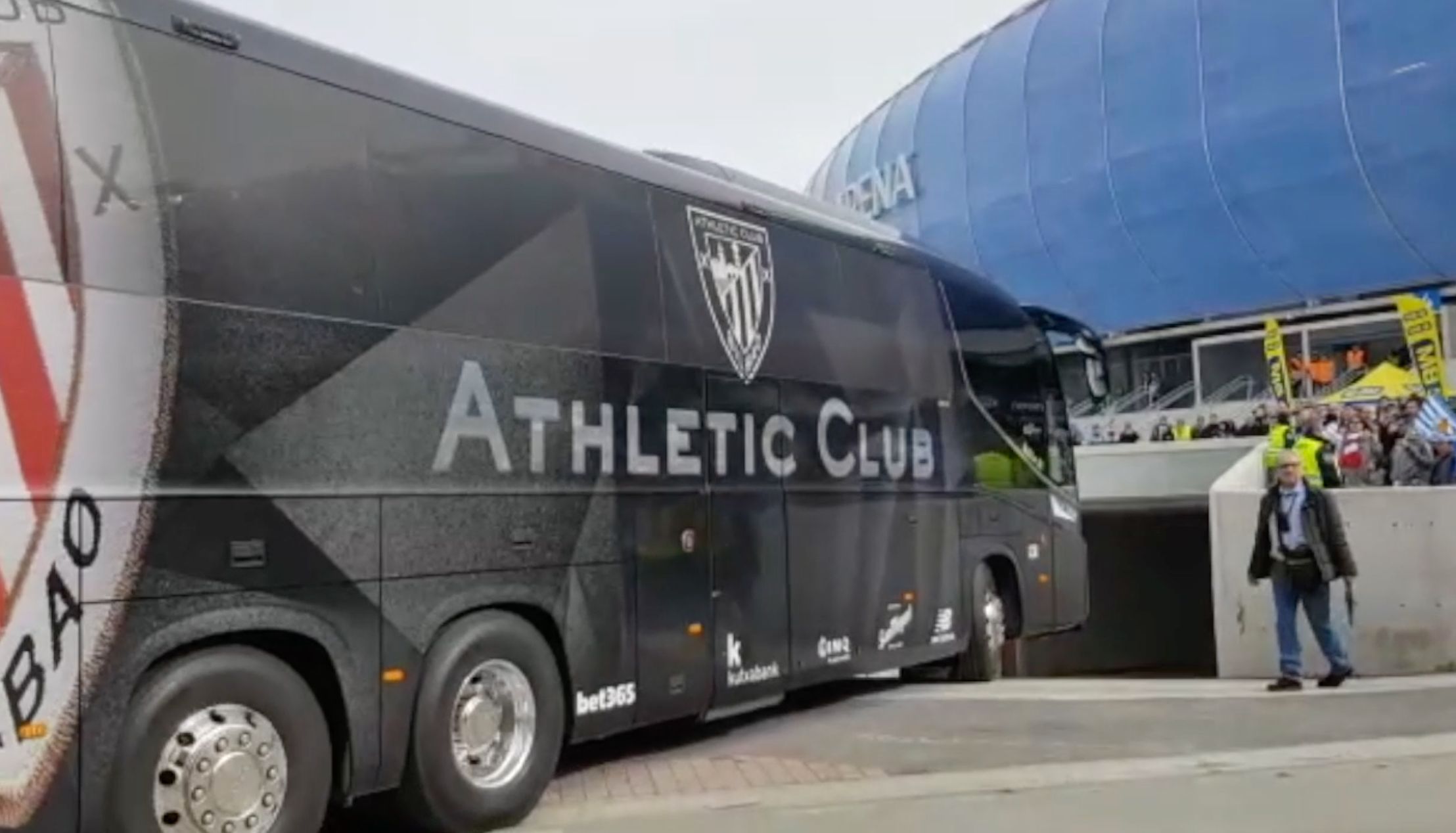  La llegada del autobús del Athletic Club al Reale Arena, escenario este domingo de un nuevo derbi vasco.