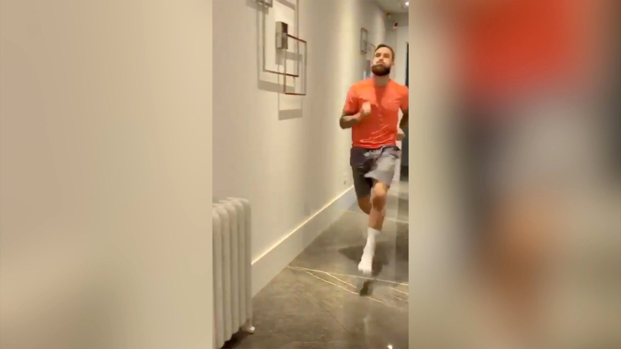El central del Athletic Club Iñigo Martínez entrenando en el pasillo de su casa.