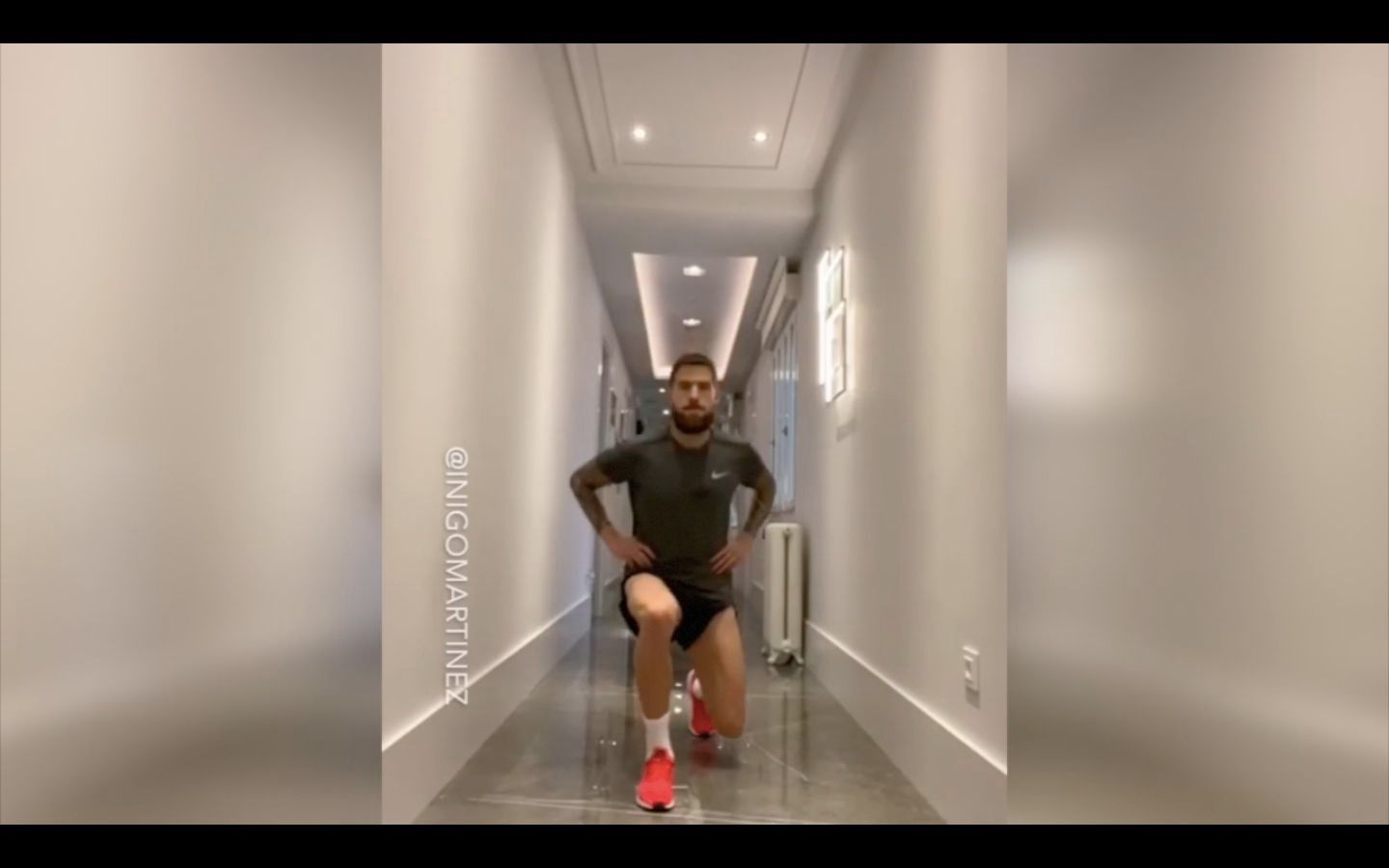 Iñigo Martínez realizando ejercicios en su casa.