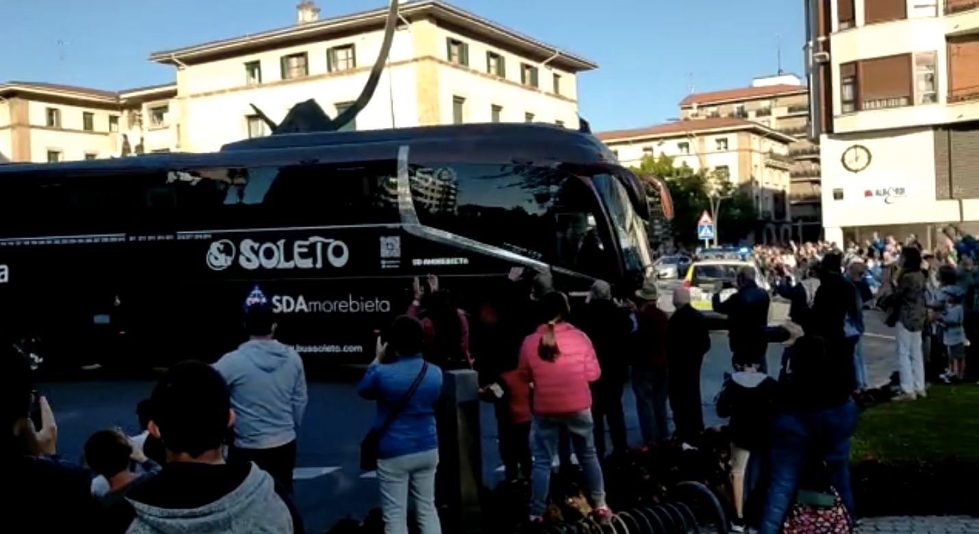 La llegada del bus de la SD Amorebieta a Zornotza tras consumar el ascenso en Badajoz.