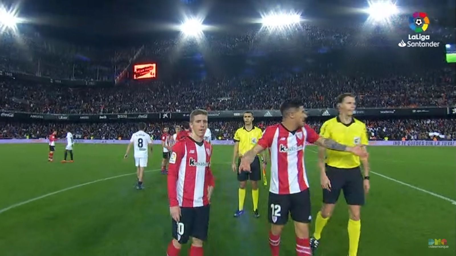 Los jugadores del Athletic protestan al colegiado Medié Jiménez