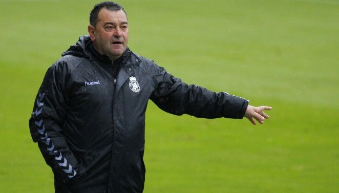 Carlos Pouso, en su etapa como entrenador del Racing en Cantabria.