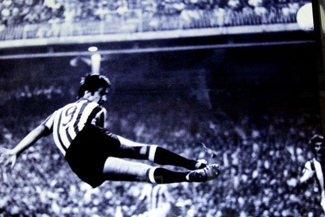  Carlos Ruiz vuela para rematar en escorzo, el último pichichi de la historia del Athletic Club.