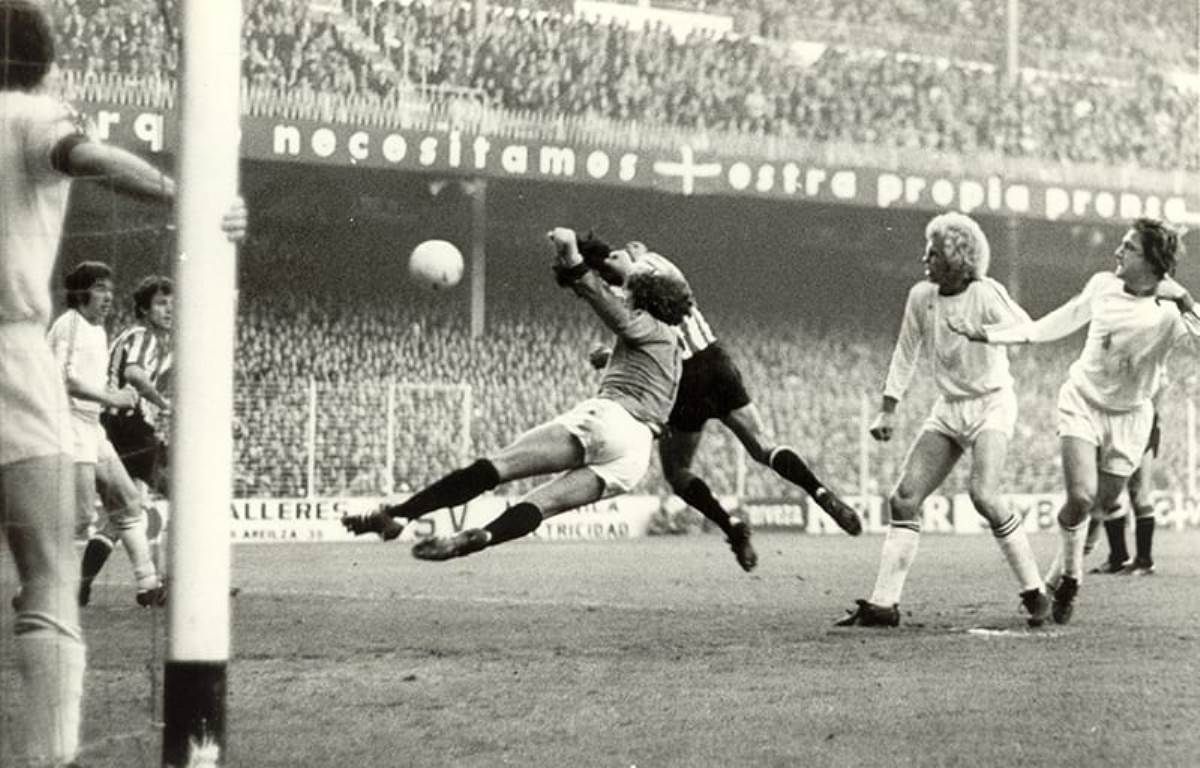  Espectacular remate de cabeza de Carlos Ruiz Herrero en un partido jugado en San Mamés.