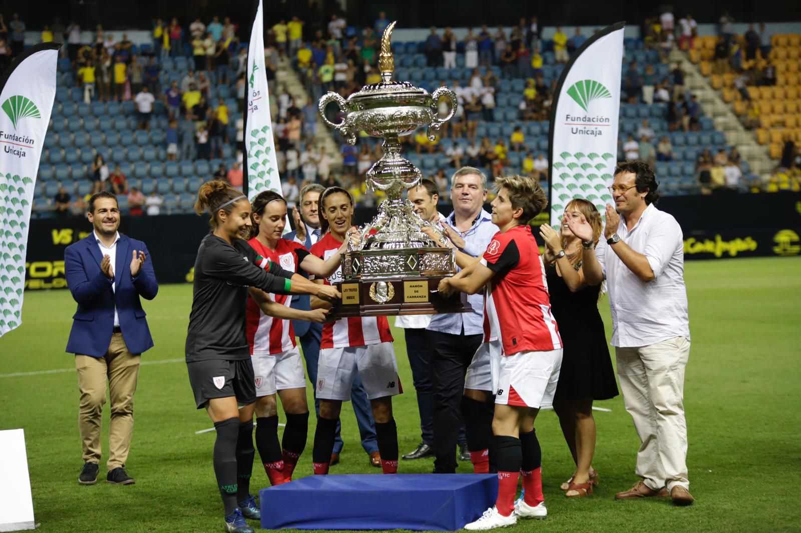 Las capitanas del Athletic reciben el Trofeo Carranza.