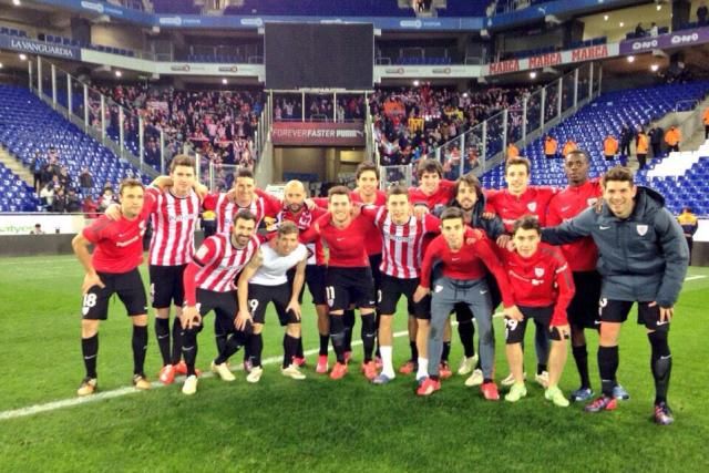 El Athletic celebra en Cornellá el pase a la final de Copa en 2015.