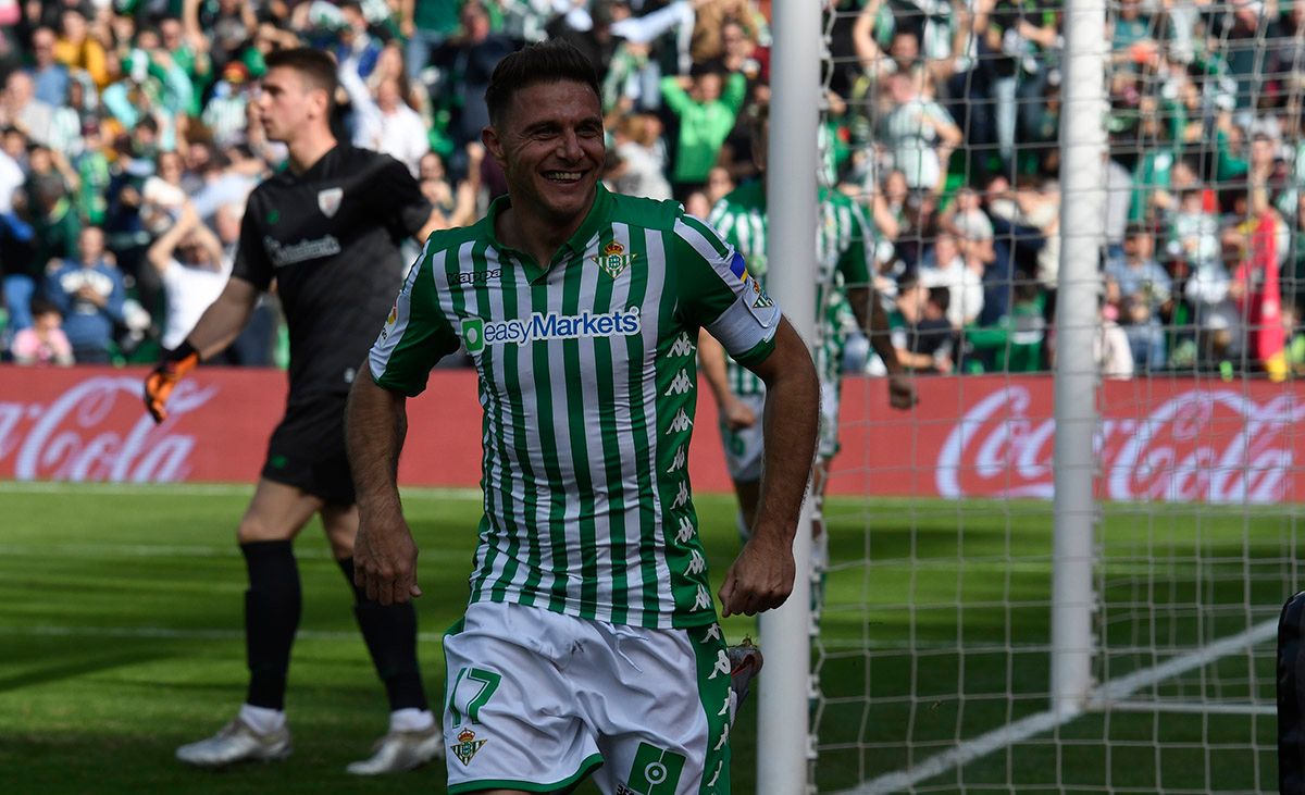 Joaquín Sánchez celebra uno de tres sus goles a Unai Simón en el Betis-Athletic Club.