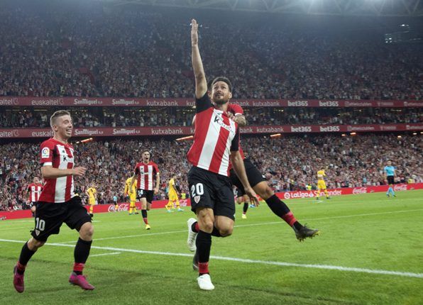  Los jugadores rojiblancos corren a abrazar a Aduriz tras su gol al Barcelona en LaLiga.