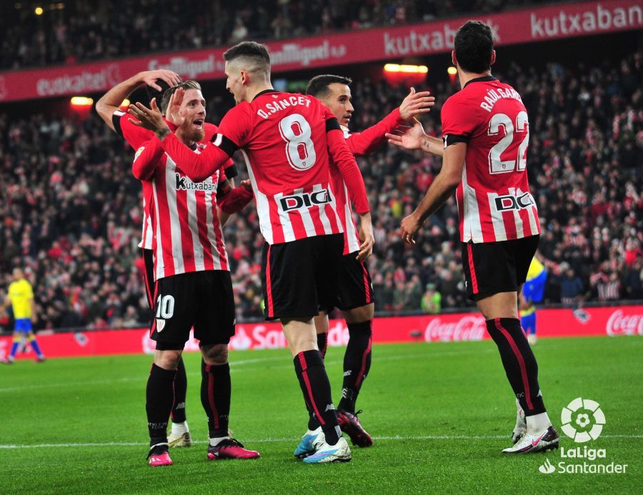 Oihan Sancet celebra su segundo gol al Cádiz.