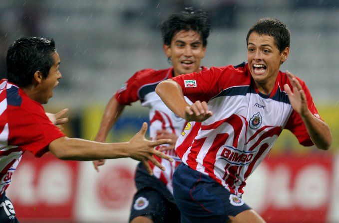  Chicharito celebra su primer gol con Chivas.