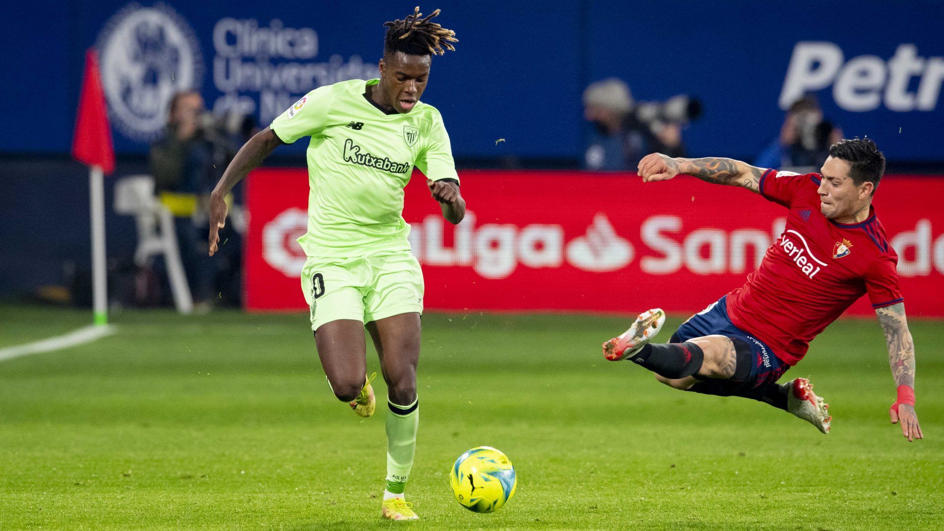  El Chimy Ávila vuela hacia la rodilla de Nico Williams en El Sadar.