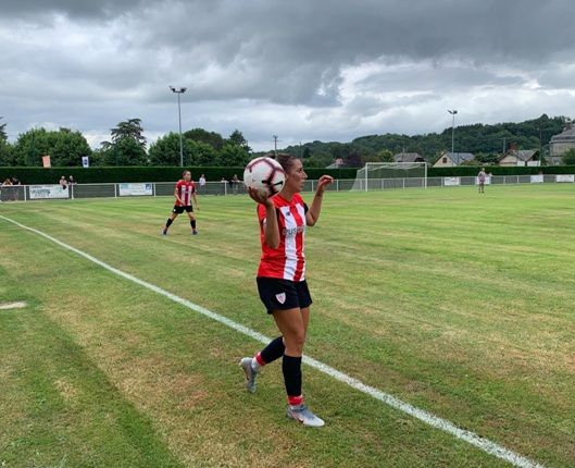 María Díaz Ciraqui sacase banda en el el estadio de Michel Lalanne.