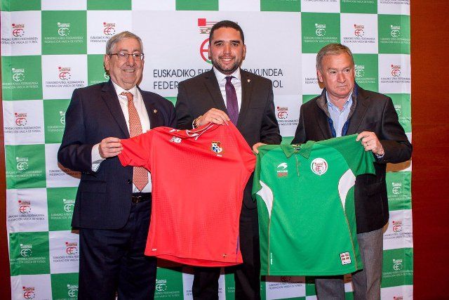  Javier Clemente en su presentación como nuevo seleccionador vasco.