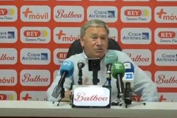  Javier Clemente, seleccionador, en la rueda de prensa posterior al Panamá-Euskal Selekzioa.