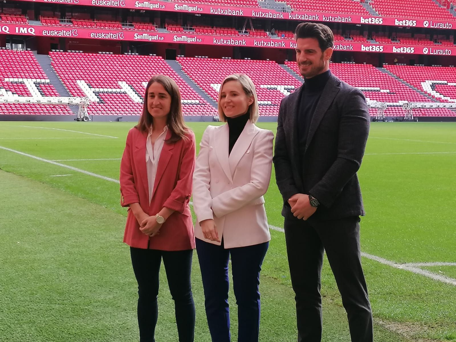  Iraia Iturregii junto a Reyes Bellver y Aitor Ocio en la presentación del Congreso LWF en San Mamés.