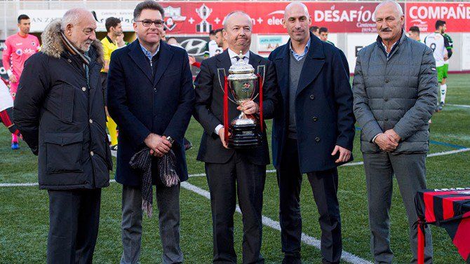  Iñaki Gómez Mardones, junto a Imanol Landa, Egusquiaguirre, Sañudo y Luis Rubiales con la réplica de la Copa de 1919.