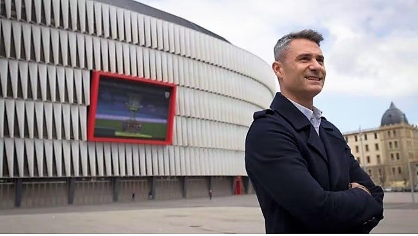  Sergio Corino posa ante el campo de San Mamés.