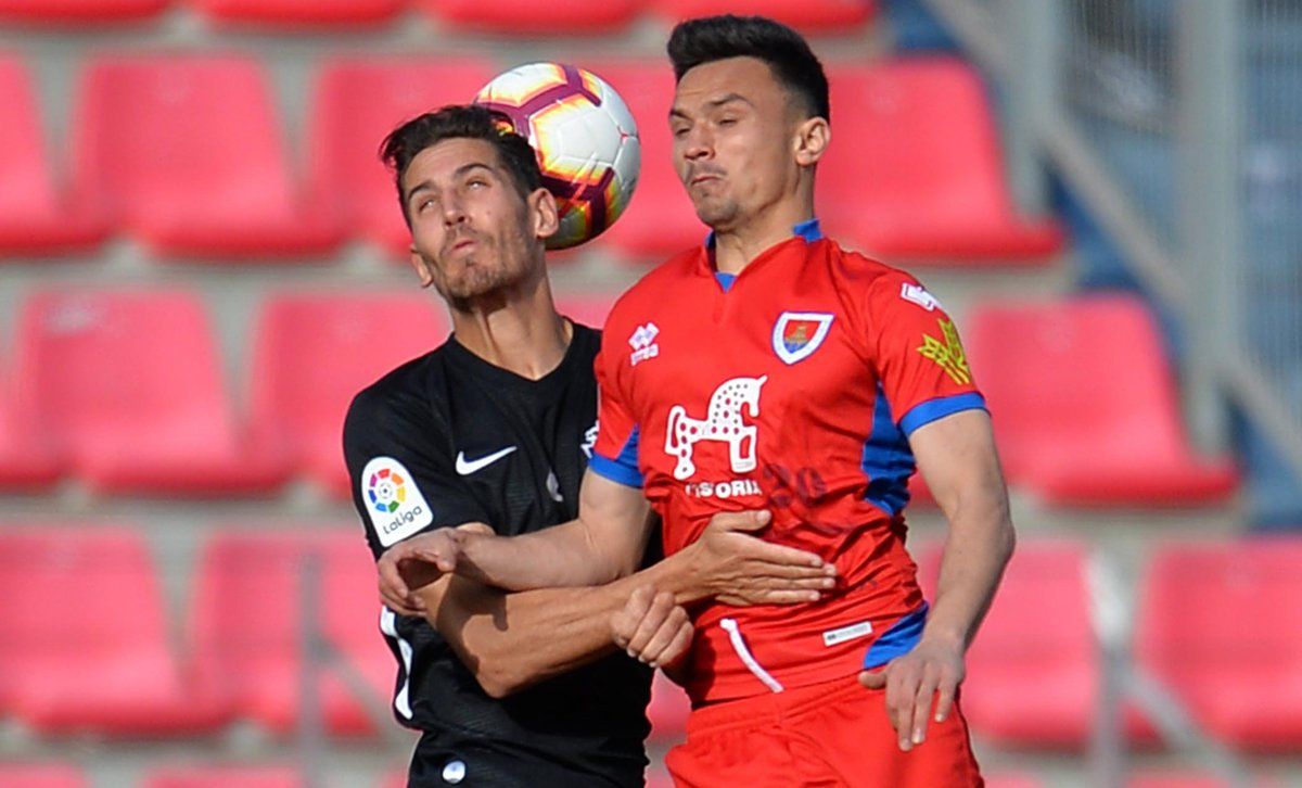  Cristian Ganea pugna un balón vestido con la elástica numantina (FOTO: Numancia).