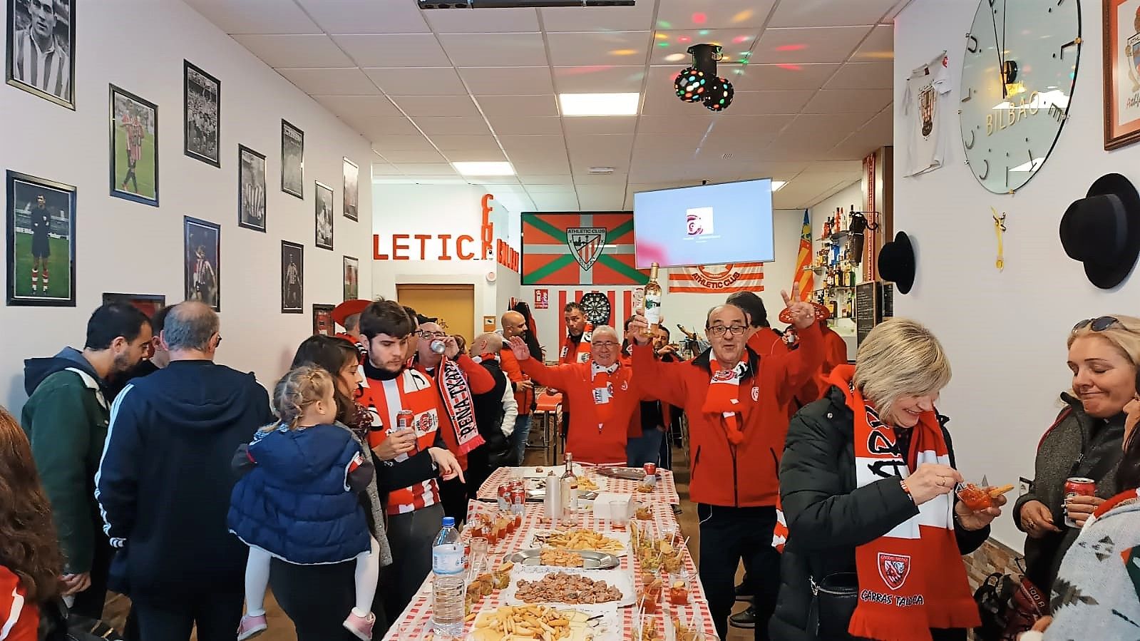  Ambientazo en la inauguración de la Peña Cruz Cubierta del Athletic Club en Valencia.