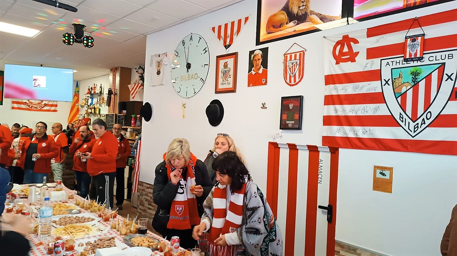  Pintxos y paella no han faltado en la inauguración de la Peña Cruz Cubierta del Athletic Club en Valencia.