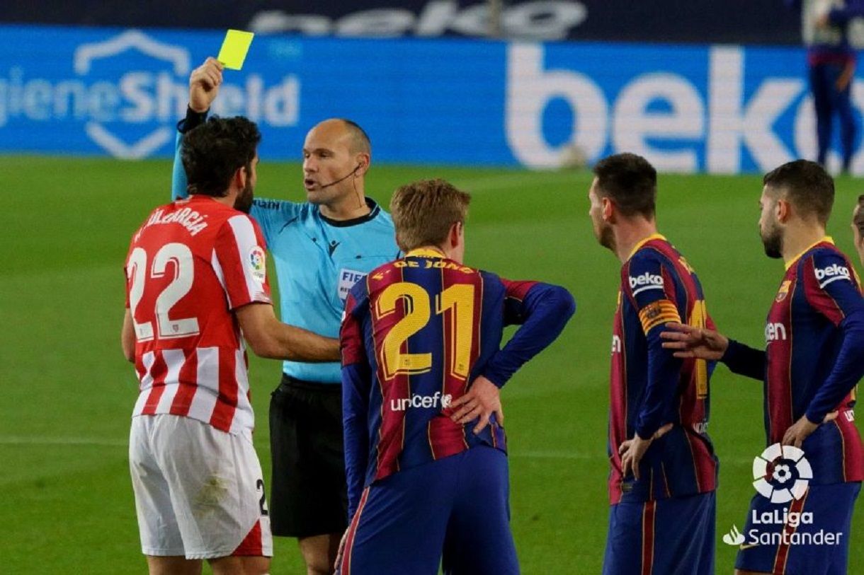  Mateu Lahoz amonesta a Raúl García durante el Barça-Athletic Club.