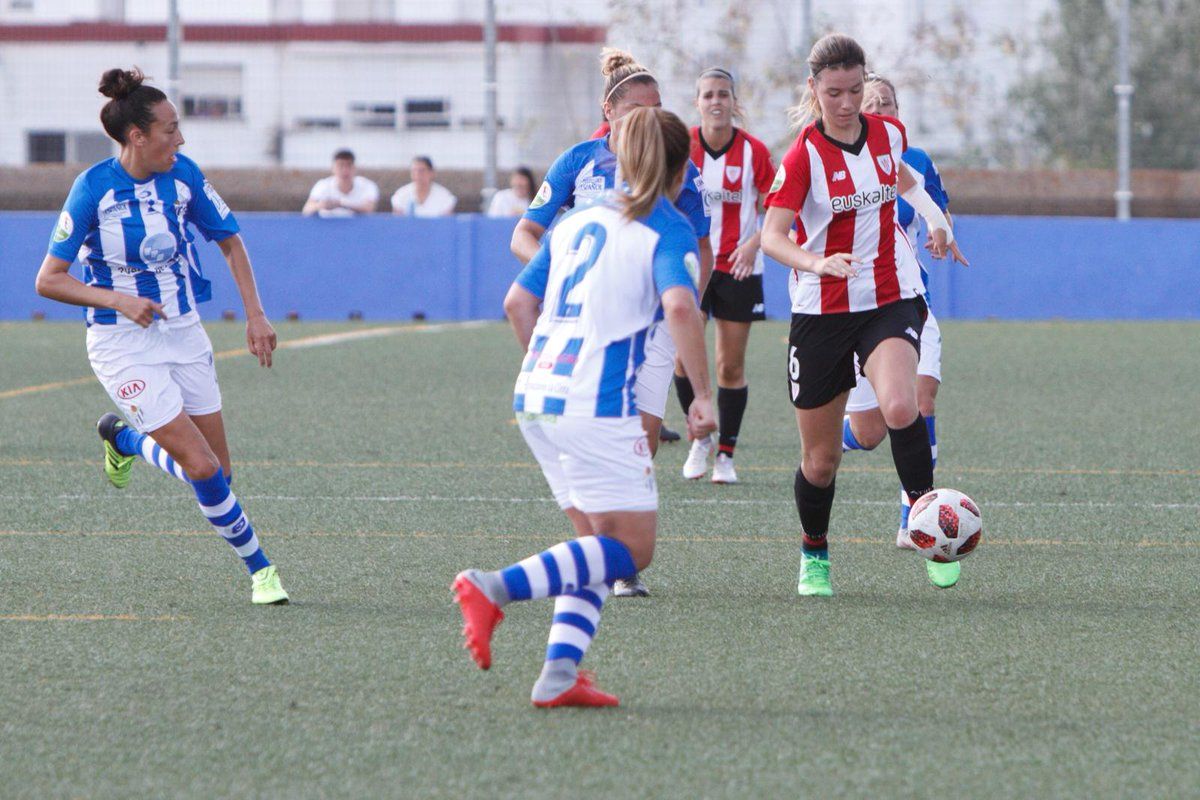 Damaris Egurrola conduce un balón ante una jugadora del Sporting de Huelva.