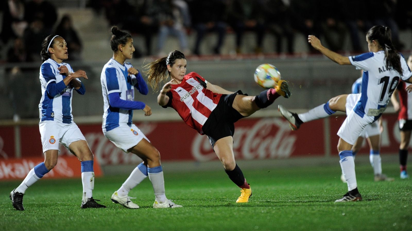 Damaris golpea el balón rodeada de jugadoras del RCD Espanyol.