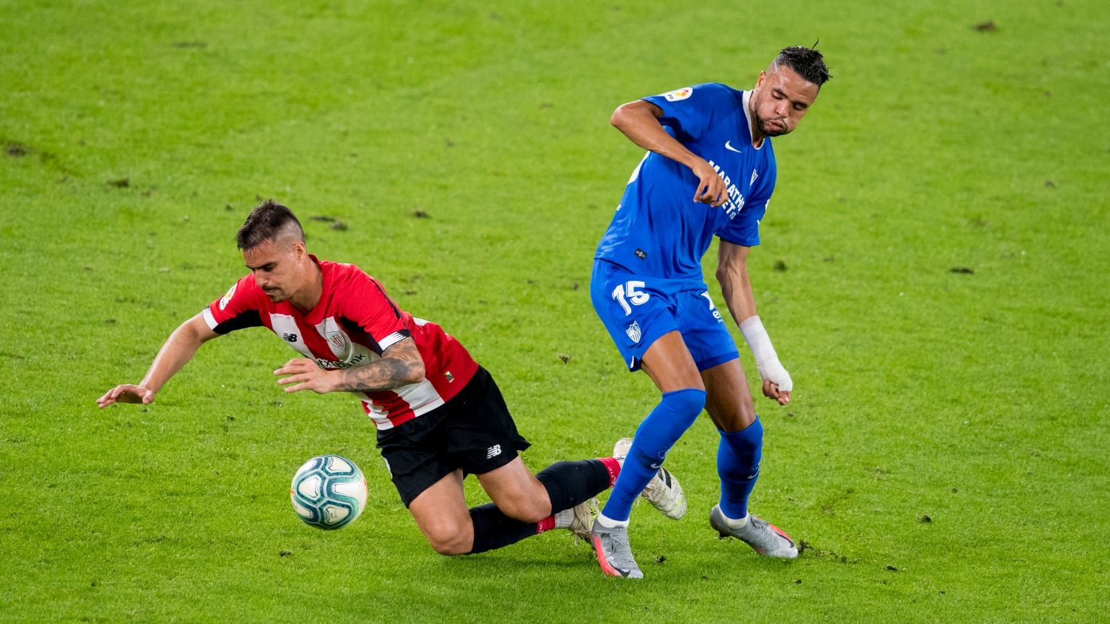  Dani García cae ante En-Nesyri durante el Athletic Club-Sevilla.