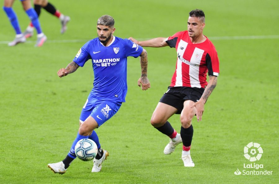 Dani García presiona a Ever Banega durante el Athletic-Sevilla.