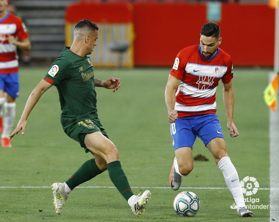  Dani García presiona a un rival.