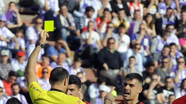  Dani García siendo amonestado en un partido del Athletic.