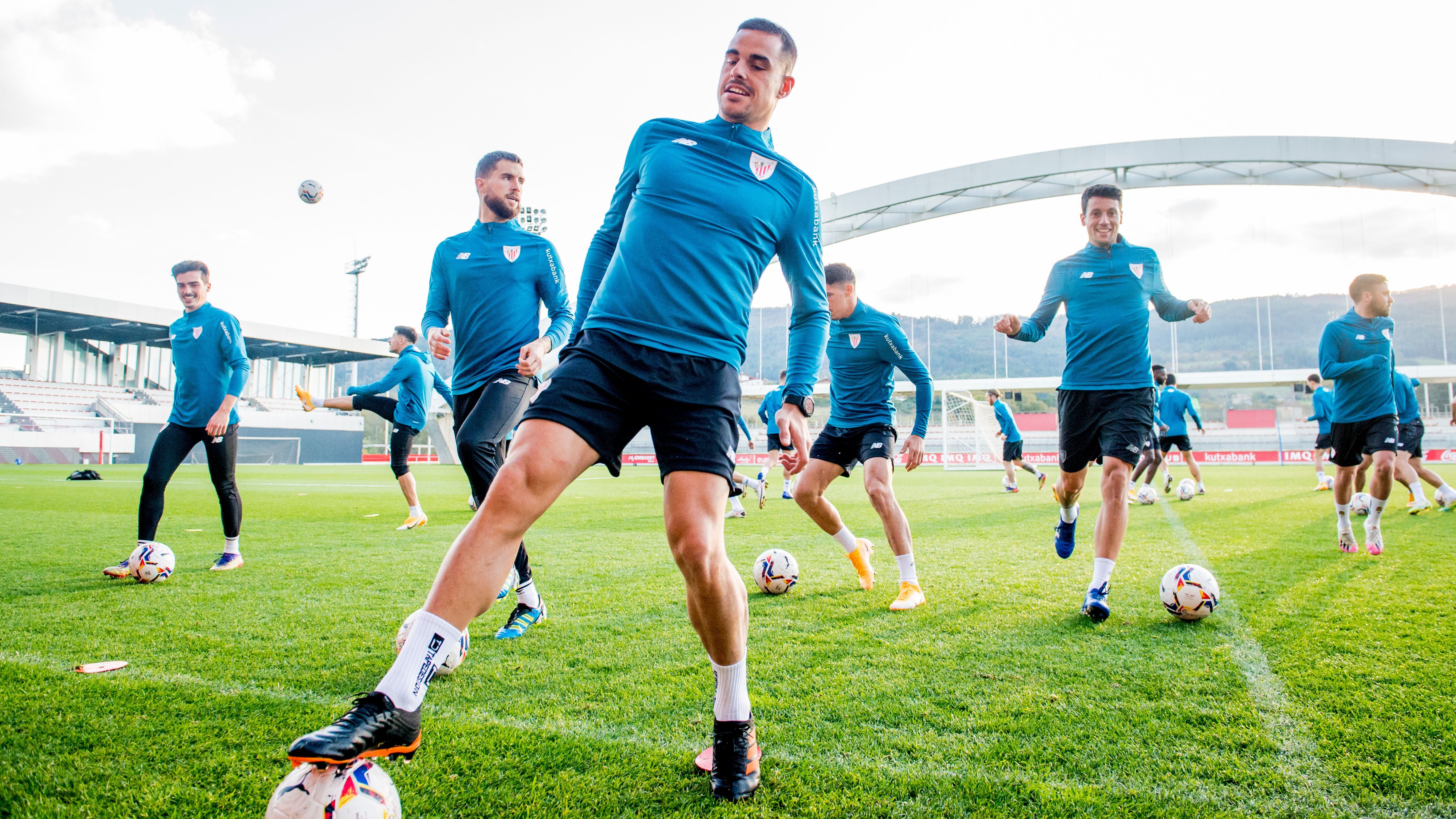 Dani García con la pelota bajo el arco de Lezama.
